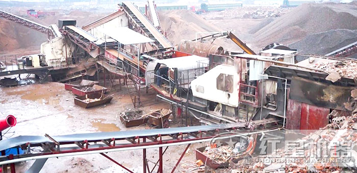 可移動(dòng)破碎機(jī)粉碎混凝土施工現(xiàn)場(chǎng)