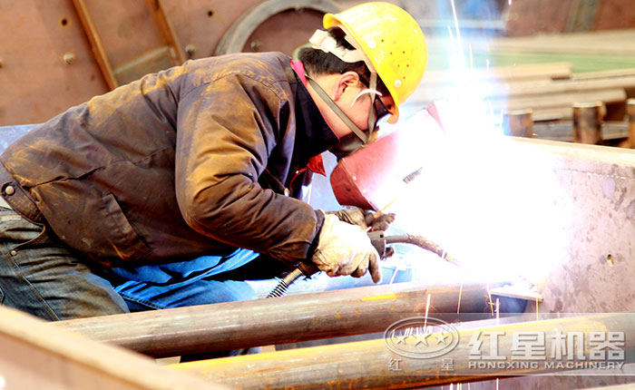 紅星焊接師傅作業(yè)
