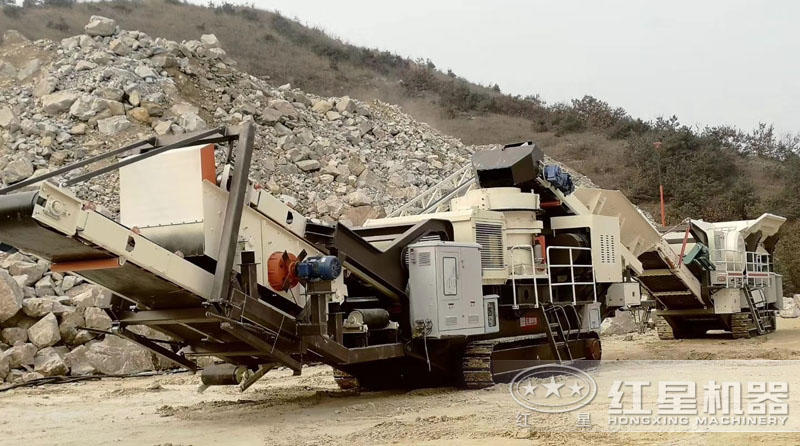 移動(dòng)破碎站工作現(xiàn)場(chǎng)