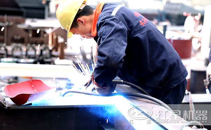 紅星技術工人車間焊接作業(yè)中