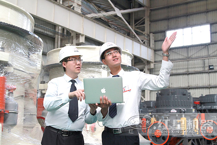 紅星技術(shù)人員陪同用戶看設(shè)備