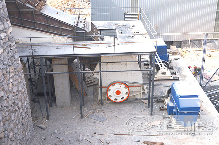 重錘式破碎機(jī)作業(yè)現(xiàn)場 重錘式破碎機(jī)作業(yè)現(xiàn)場