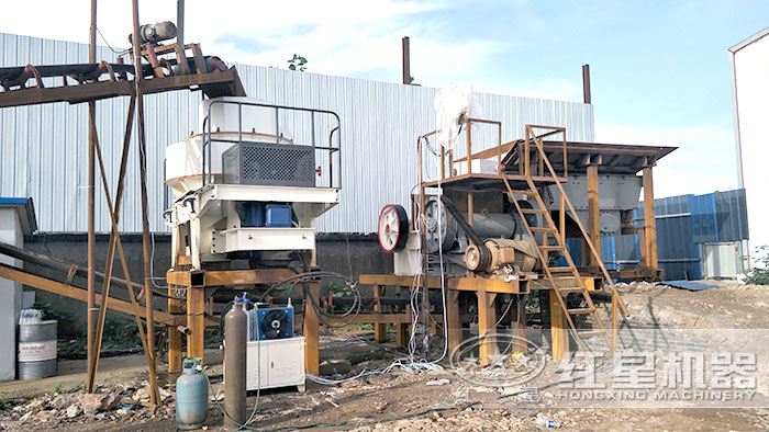 鵝卵石加工成砂子---制砂現(xiàn)場