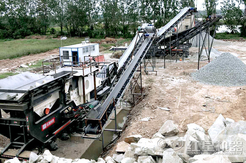 兩臺移動破碎機施工現(xiàn)場