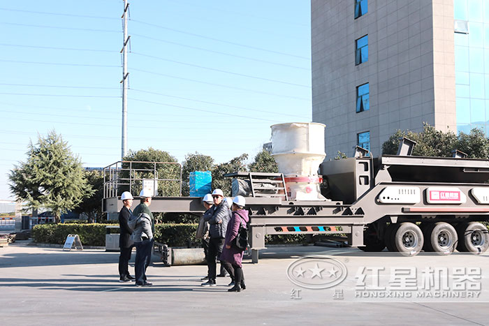 紅星移動碎石設(shè)備用戶到廠參觀