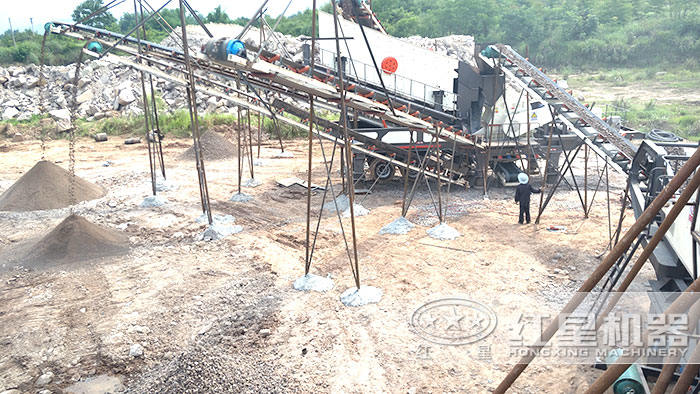 輪胎配置下移動(dòng)石頭制沙作業(yè)現(xiàn)場(chǎng)