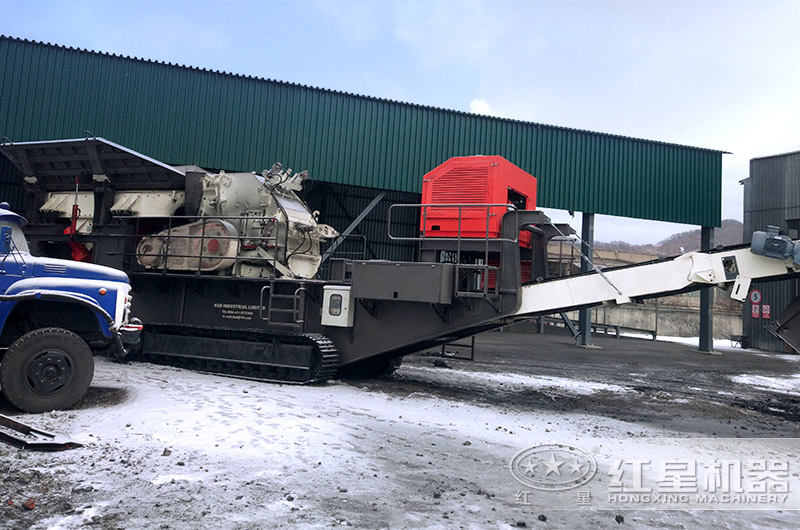 履帶式移動(dòng)反擊式破碎機(jī)