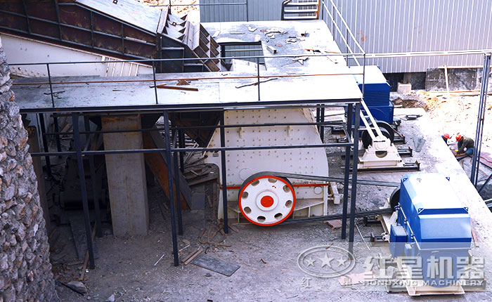 錘式破碎機(jī)固定現(xiàn)場圖