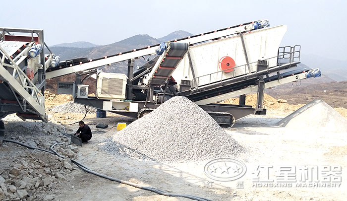 履帶移動破碎機施工現(xiàn)場