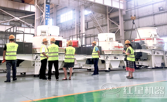 客戶參觀制砂機(jī)生產(chǎn)車間