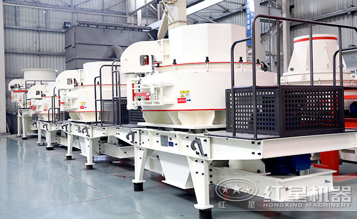 車間里一排排的VSI制砂機(jī)整裝待發(fā)