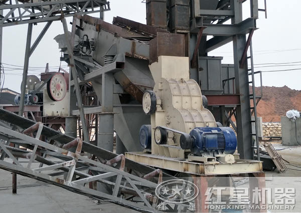 雙級粉碎機施工作業(yè)現(xiàn)場