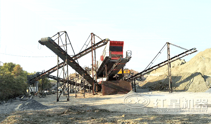 輪胎移動碎石機施工作業(yè)現(xiàn)場