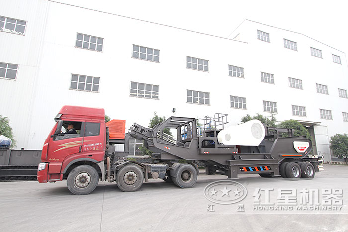 車載式顎式破碎機在車頭牽引下行走 車載式顎式破碎機在車頭牽引下行走