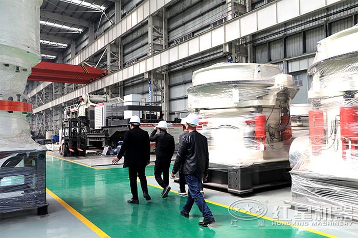 用戶到場(chǎng)參觀多缸圓錐破碎機(jī)