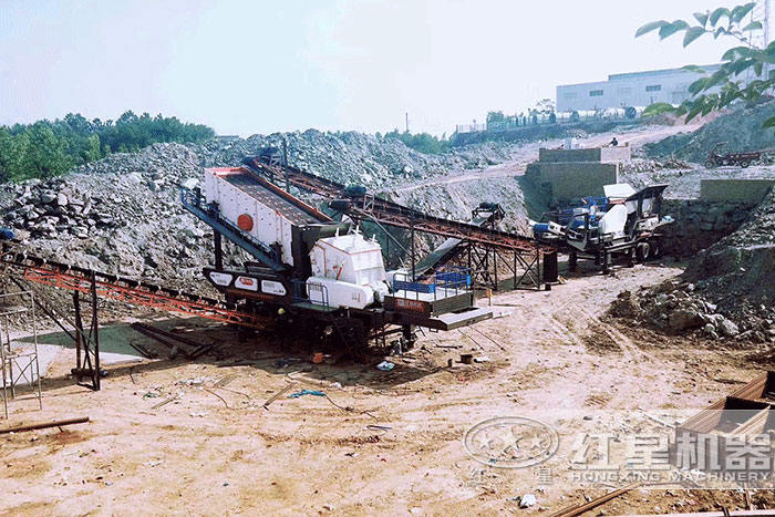 移動(dòng)碎石機(jī)器施工現(xiàn)場