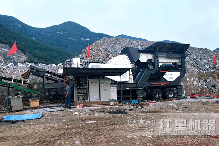 “多功能”移動(dòng)碎石機(jī)器通電試機(jī)作業(yè)