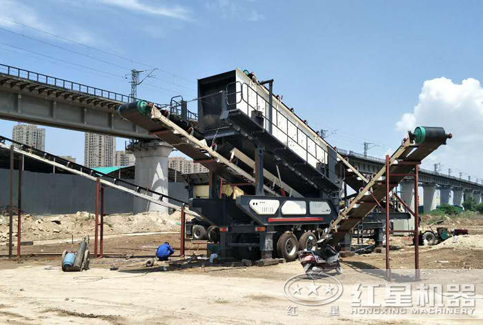 移動(dòng)式石料破碎設(shè)備工作現(xiàn)場