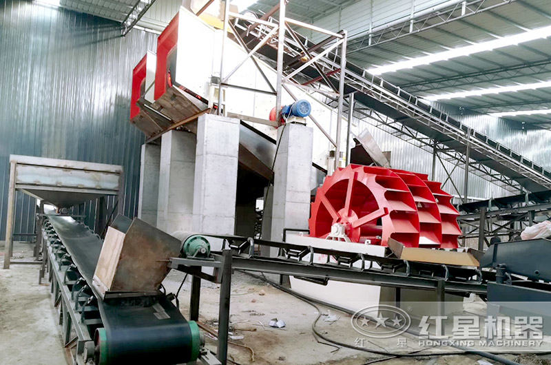 三輪斗洗砂機(jī)環(huán)保廠房作業(yè)現(xiàn)場(chǎng)