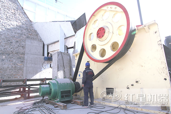大型顎式破碎機(jī)用戶安裝現(xiàn)場(chǎng)