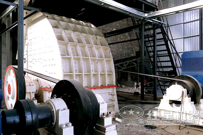 大型重錘式破碎機(jī)作業(yè)現(xiàn)場(chǎng)