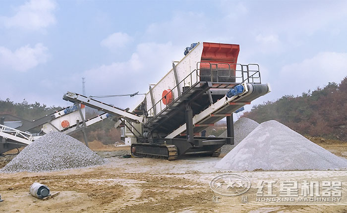 超大型履帶移動(dòng)石頭破碎機(jī)作業(yè)現(xiàn)場(chǎng)