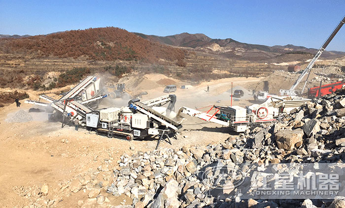 履帶移動破碎機(jī)現(xiàn)場