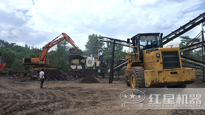 移動(dòng)碎煤機(jī)搭載顎式破碎機(jī)生產(chǎn)作業(yè)現(xiàn)場(chǎng)