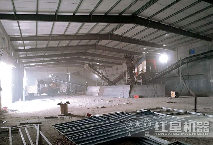 正在搭建中碎石生產(chǎn)線