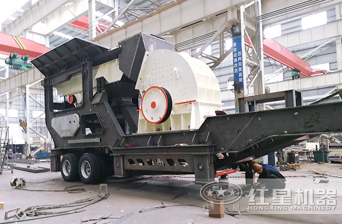 移動(dòng)石頭破碎機(jī)車間工人安裝中