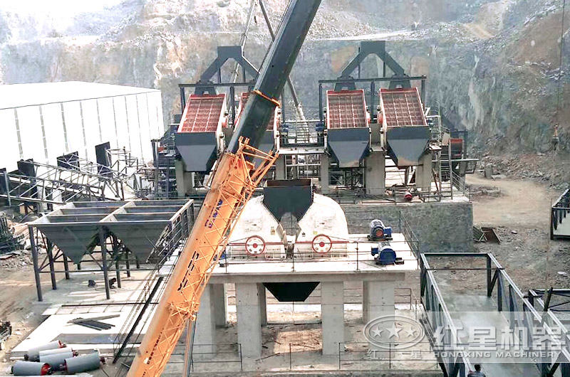 重錘式破碎機(jī)施工現(xiàn)場(chǎng) 重錘式破碎機(jī)施工現(xiàn)場(chǎng)