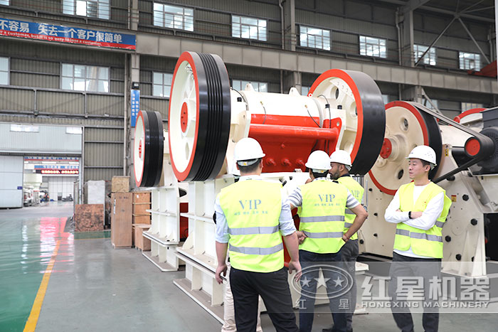 印度用戶參觀鄂式破碎機(jī)