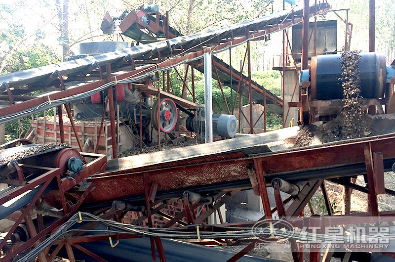 運行中的大型圓錐破碎機現(xiàn)場