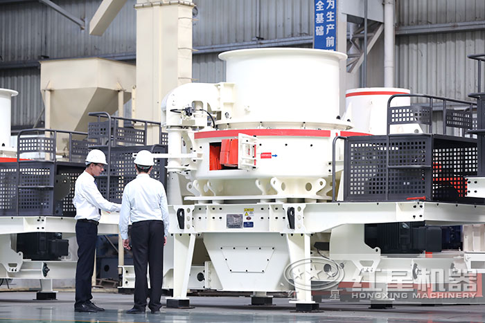 紅星人員陪同用戶參觀沖擊式制砂機