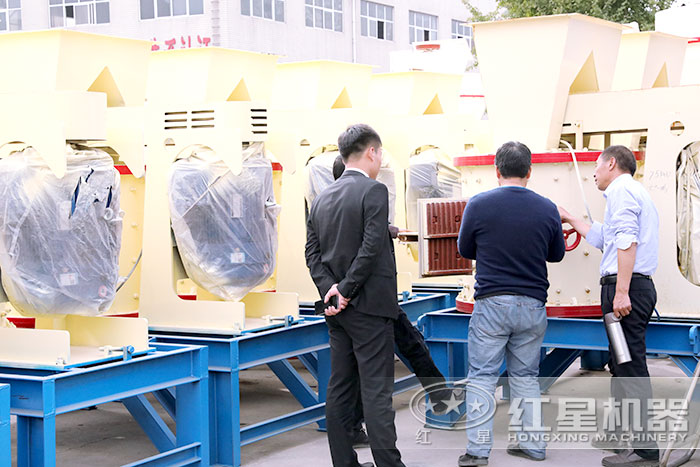 紅星機器技術(shù)人員陪同用戶考察