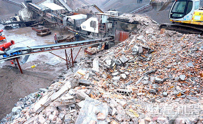 車載移動粉碎機處理建筑渣土施工作業(yè)現(xiàn)場