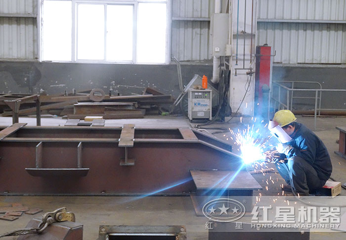 紅星機器工人作業(yè) 紅星機器工人作業(yè)