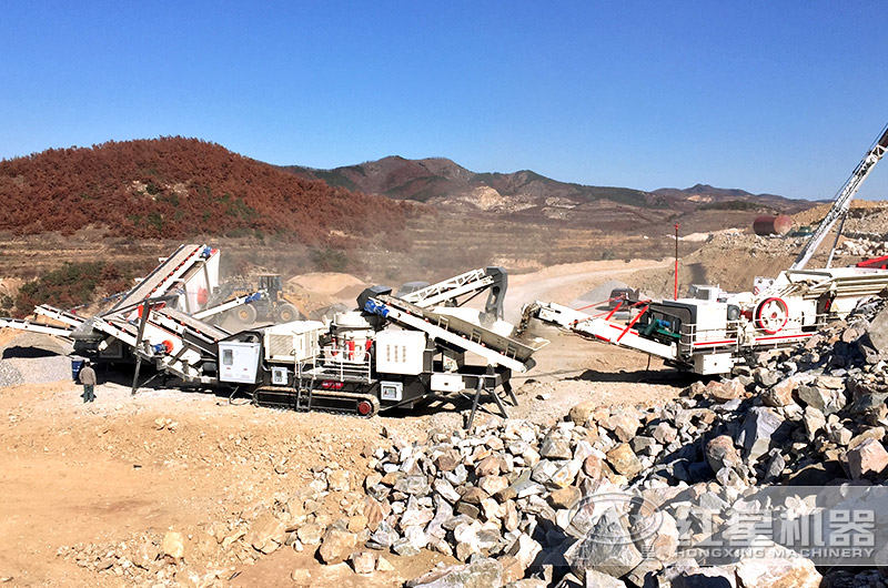 搭載圓錐破碎機的履帶式可移動石子機作業(yè)現(xiàn)場