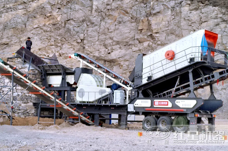 移動(dòng)pcz重錘式粉碎機(jī)作業(yè)現(xiàn)場(chǎng)