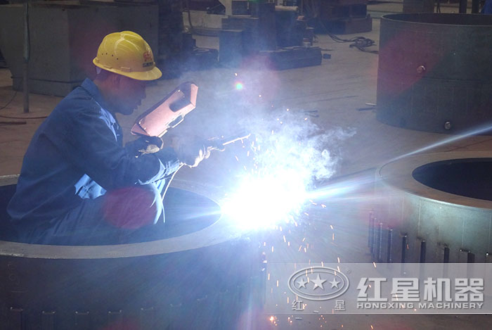 紅星機(jī)器技術(shù)工人作業(yè)