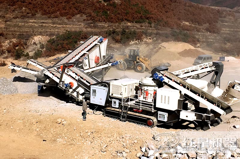 履帶式圓錐破碎機和履帶式篩分機聯(lián)合作業(yè)現(xiàn)場