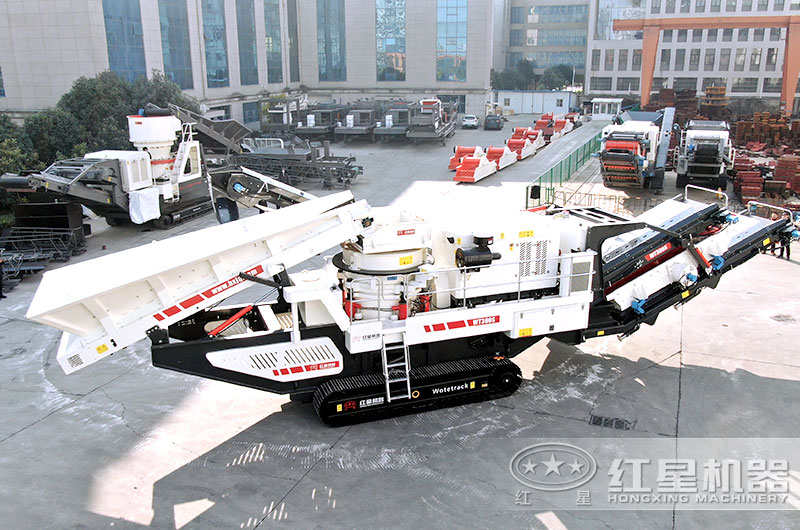 紅星大型砂石粉碎機—移動破碎機廠區(qū)正待發(fā)貨實景圖