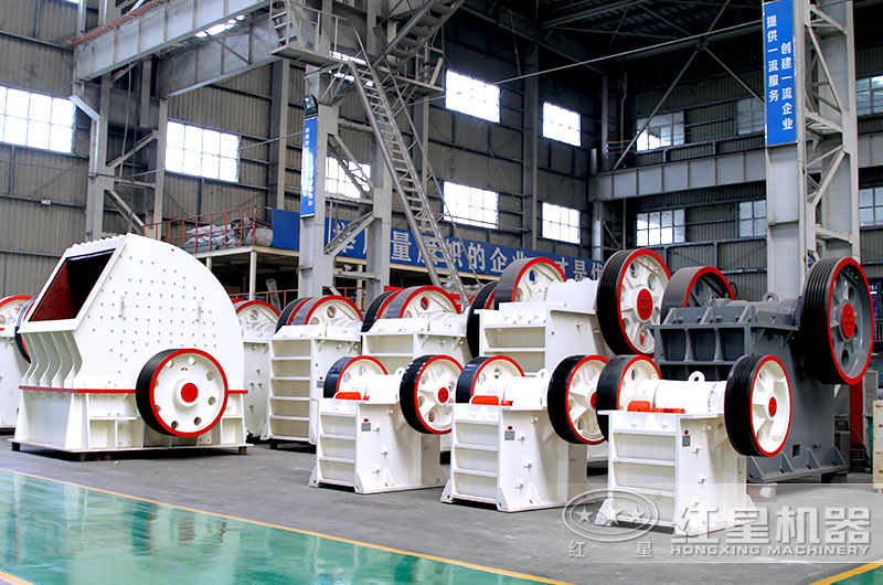 紅星車間整齊排放的各種砂石粉碎機現(xiàn)貨