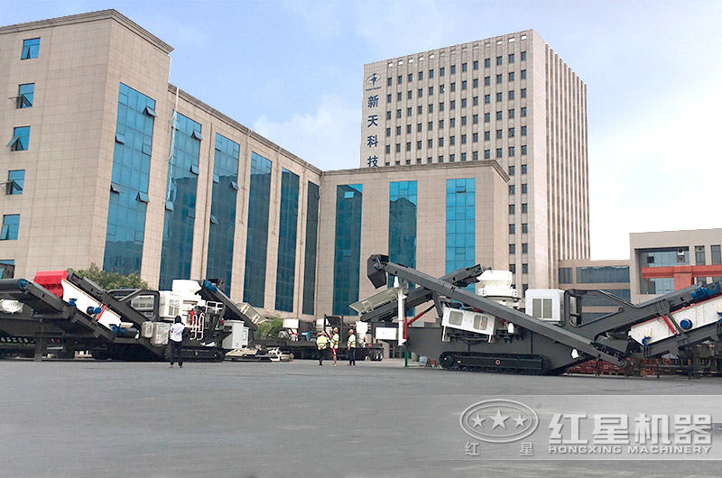 廠區(qū)等待發(fā)貨的車載移動破碎站