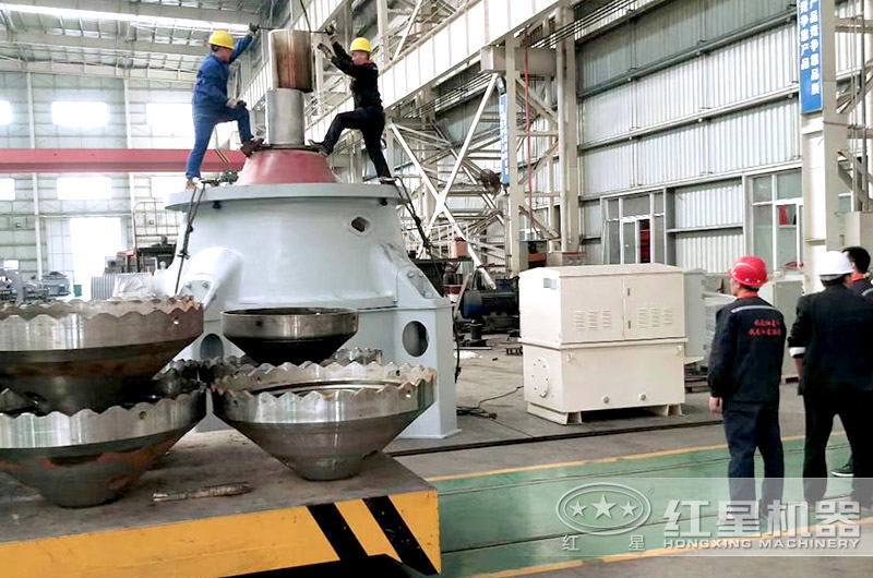 復(fù)合型圓錐破碎機工人作業(yè)車間