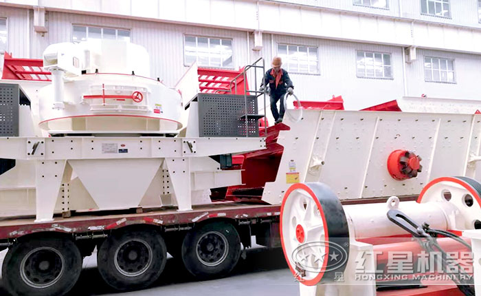成套制砂生產設備正在裝車準備發(fā)往客戶現(xiàn)場