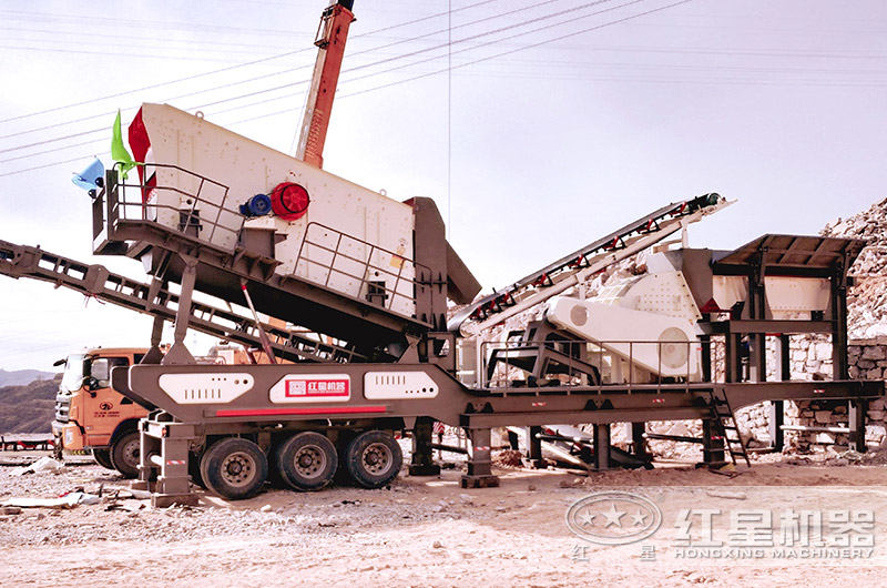 建筑垃圾破碎機(jī)站作業(yè)現(xiàn)場：配備重錘式破碎機(jī)一次成型