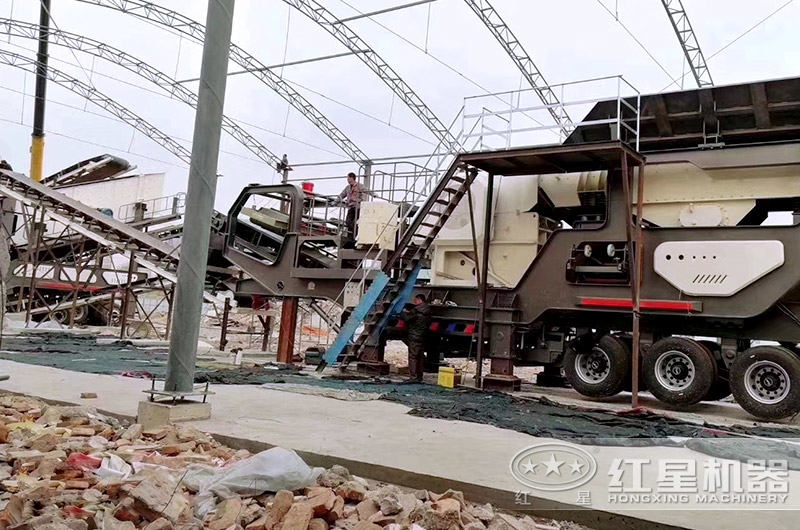 輪胎移動(dòng)破處理建筑垃圾現(xiàn)場