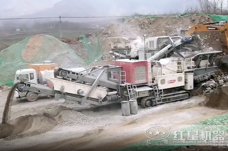 履帶式移動(dòng)破碎站破碎建筑垃圾現(xiàn)場圖