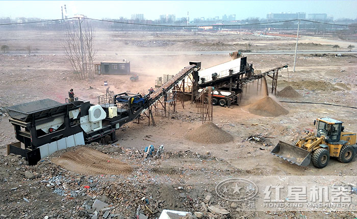 輪胎式建筑垃圾移動(dòng)破碎現(xiàn)場(chǎng)，可隨時(shí)轉(zhuǎn)場(chǎng)